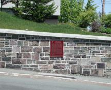 General view of the Historic Sites and Monuments Board of Canada plaque for Fort William at its setting in downtown St. John’s, across from The Fairmont Newfoundland hotel, on a retaining wall at the corner of Cavendish Square and Duckworth Street, 2005.; Parks Canada Agency / Agence Parcs Canada, M. Dawe, 2005.