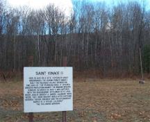 Close-up view of the interpretive sign to the Mission of St. Ignace II on Hamilton farm, 2004.; Agence Parcs Canada / Parks Canada Agency, J. Molnar, 2004.