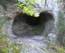 Vue des détails de l'entrée de la caverne aux murs de marbre lisse du site Waapushukamikw, 2004.; ministère du Développement durable, de l’Environnement et des Parcs du Québec, J. Gagnon, 2004.