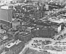 Image historique d'une vue aérienne des édifices des quais de Halifax démontrant la position particulière des édifices, l'un par rapport à l'autre et par rapport au port.; Parks Canada Agency / Agence Parcs Canada, n.d.