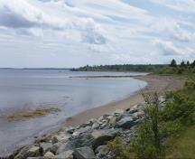 Vue générale du rivage de l'ouest de la rivière LaHave, près du repérage du Fort Sainte-Marie-de-Grâce, 2010.; Parks Canada Agency/Agence Parcs Canada, 2010.