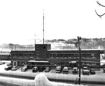 Façade de la gare du Canadien National mettant de l'emphase sur l’orientation horizontale du corps du bâtiment et l’orientation verticale de la tour, 1996.; Parks Canada Agency / Agence Parcs Canada, S. D. Bronson, 1996.