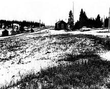 General view of Pic River Site National Historic Site of Canada, showing a portion of the former site of Fort Pic and a small building that houses a well from the Hudson Bay Company occupation.; Parks Canada Agency/Agence Parcs Canada