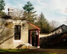 General view of the guardhouse and the loopholed defensible wall at Fort Rodd Hill, 1997.; Parks Canada Agency/Agence Parcs Canada, J. Mattie, 1997.