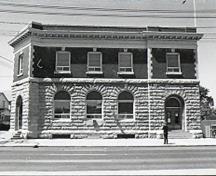 Side view of Postal Station "B," showing the well-executed masonry work, notably the rusticated work, the stone quoins of the upper floor and the brickwork, 1971.; Canadian Inventory of Historic Buildings/Inventaire des Bâtiments Historiques du Canada, 1971.