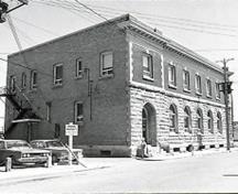 Corner view of Postal Station "B," showing the well-executed masonry work, notably the rusticated work, the stone quoins of the upper floor and the brickwork, 1971.; Canadian Inventory of Historic Buildings/Inventaire des Bâtiments Historiques du Canada, 1971.