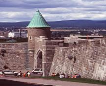 View of the curtain wall at Saint-Jean Gate, part of the Fortifications of Québec National Historic Site of Canada, 1999.; Parks Canada Agency / Agence Parcs Canada, R. Lavoie, 1999.