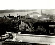 General view showing its siting on a drumlin.; Parks Canada Agency / Agence Parcs Canada