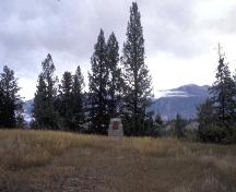 View of the landscape of Kootenae House National Historic Site of Canada, including the Parks Canada plaque.; Agence Parcs Canada / Parks Canada Agency, 2005.