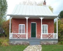 General view of the Sir Wilfrid Laurier National Historic Site of Canada, showing the main façade, 2003.; Agence Parcs Canada / Parks Canada Agency, 2003.