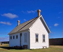 Corner view of the Guard House at Fort Battleford, showing the gable roof covered in wood shingles, 2003.; Agence Parcs Canada / Parks Canada Agency, M. Fieguth, 2003.