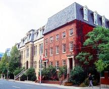 General view of the Fourth York Post Office National Historic Site of Canada emphasizing its integration since the 1870s within a complex of 19th-century buildings, 1993.; Parks Canada Agency / Agence Parcs Canada, B. Morin, 1993.