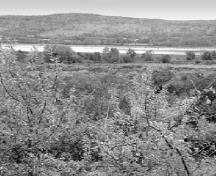 Vue générale du lieu historique national du Canada de l'Établissement-Melanson, qui montre les marais salés de la rivière Annapolis, 2001.; Agence Parcs Canada / Parks Canada Agency, S. Quon, 2001.
