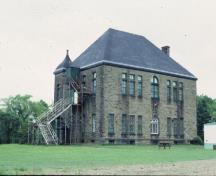 Rear view of Monument-Lefebvre National Historic Site of Canada, showing the hipped roof.; Parks Canada Agency / Agence Parcs Canada.