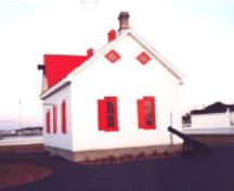 Vue en angle du bâtiment du criard de brume au lieu historique national du Canada du Phare-de-Pointe-au-Père, 1993.; Agence Parcs Canada / Parks Canada Agency, 1993.