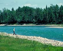 Vue générale de Rocky Mountain House mettant de l'emphase sur son emplacement qui jouxte les rapides Brierly sur la rivière Saskatchewan-Nord, 1982.; Parks Canada Agency / Agence Parcs Canada, F. Cattroll, 1982.