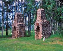 Vue des détails des cheminées de Rocky Mountain House montrant les vestiges archéologiques des lieux des quatre postes, 2002.; Parks Canada Agency / Agence Parcs Canada, K. Dahlin, 2002.