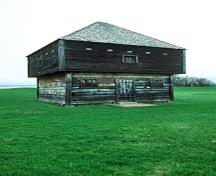Vue générale du Fort-Edward montrant son organisation en tant que structure de défense avec ses rares portes et fenêtres et avec de nombreuses meurtrières, ce qu’il subsiste des matériaux d’origine qui témoignent du savoir-faire de l’époque, 1991; Parks Canada Agency / Agence Parcs Canada, J. P. Jérôme, 1991.