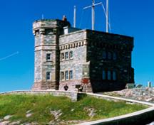 General view of Signal Hill, showing the Cabot Tower in its location on the peak of Signal Hill.; Parks Canada Agency/Agence Parcs Canada.