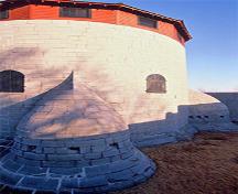 Detail view of Murney Tower showing its fire- and bomb-proof construction with thick its limestone walls with a rubblestone corend smooth ashlar finish, 1994.; Parks Canada Agency / Agence Parcs Canada, J. Butterill, 1994.