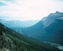 Vue du tronçon final du Col-Kicking Horse, qui montre les montagnes adjacentes et les tunnels en spirale, 1969.; Agence Parcs Canada / Parks Canada Agency, 1969.