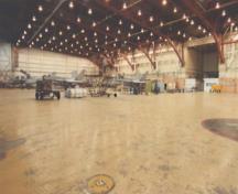 Vue de l'intérieur du hangar 1, qui montre la structure et les finis intérieurs, dont les fermes de type Warren Truss et les dalles de béton armé, 2000.; Department of National Defence / ministère de la Défense nationale, 2000.