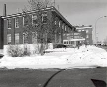 Vue en angle du Laboratoire de métalurgie physique, bâtiment A, 1988.; Agence Parcs Canada / Parks Canada Agency, S. Ricketts, 1988.