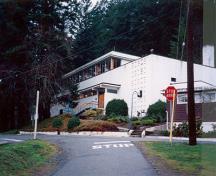 Vue générale de la Piscine RR22A montrant son emplacement en retrait qui intègre le bâtiment dans la forêt environnante, 1994.; Parks Canada Agency / Agence Parcs Canada, 1994
