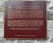 Vue de la plaque de la Commission des lieux et monuments historiques du Canada, 2002.; Parks Canada Agency/Agence Parcs Canada, 2002.