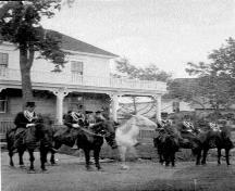 Vue vers le sud-est du paysage urbain à Hillsborough vers 1907 et d'une parade orangiste qui se form devant la maison du capitaine Wood.; Village of Hillsborough