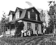 Historic image of the Superintendent's Residence emphasizing its long association with the Park, 1913.; Parks Canada Agency / Agence Parcs Canada, J. Coxford, 1913