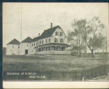 L'ancienne maison Welch, plus tard connue comme la maison McIntosh, sur son ancien site en arrière du parc Riverside.; From postcard collection of Fred Phillips, Woodstock, N.B.