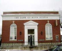 Cette photographie montre la façade avant de la banque, 2009; Town of St. Andrews