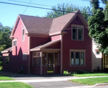 Image de la petite maison de style Scarr montrant le porche d'entrée fermé; City of Fredericton