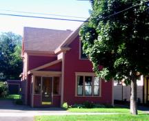Image de la petite maison de style Scarr montrant la vue avant de la résidence ; City of Fredericton