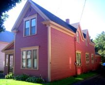 Image de la petite maison Scarr montrant le côté de la résidence; City of Fredericton