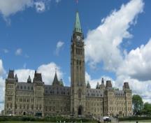 General view of Centre Block showing its 92-metre Peace Tower, its copper mansard roof, four-sided clock, 53-bell carillon and decoration, 2010.; Parks Canada / Parcs Canada, Catherine Beaulieu 2010.