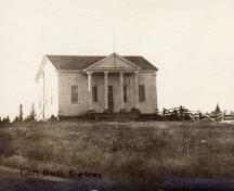 Cette image montre le bâtiment vers 1890; Queens County Heritage Collection