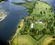 Vue aérienne du Fort-Lennox qui montre son emplacement sur une île dans la rivière Richelieu.; Parks Canada Agency / Agence Parcs Canada.