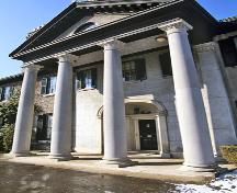 General view of Parkwood showing its large scale, bold detailing, symmetry, formality, and rich Classical Revival exterior treatment, 1994.; Parks Canda Agency / Agence Parcs Canada, J Butterill, 1994.