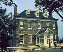 General view of Admiralty House showing symmetrical five-bay facade with pedimented central entry.; Parks Canada Agency / Agence Parcs Canada.