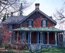 General view of Hillary House showing the highly decorative verandah running along the front, north and south walls of the house.; Parks Canada Agency / Agence Parcs Canada.