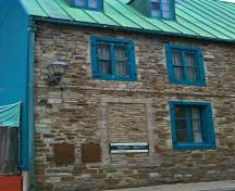 Vue détaillée de la Maison Maillou qui montre la construction en pierre de champ avec cadres et bandeau en pierre de taille.; Parks Canada Agency / Agence Parcs Canada.