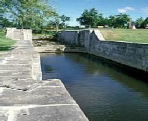 Vue générale du canal de Carillon, qui montre l’ancien mur sud en pierre, 1999.; Parks Canada Agency / Agence Parcs Canada, Bergeron J.F, 1999.