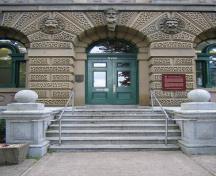 Vue détaillée du Palais-de-Justice-d'Halifax, qui montre son rez-de-chaussée rustiqué avec un portail d'entrée triple coiffé d'un portique à fronton défini par des colonnes toscanes et des pilastres, 2004.; Halifax Court House, Ctd 2005, 2004.