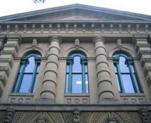 Vue générale du Palais-de-Justice-d'Halifax, qui montre son style architectural néo-classique, avec des ornements à l'italienne, en évidence dans sa façade imposante à la composition symétrique, 2004.; Halifax Court House, Ctd 2005, 2004.