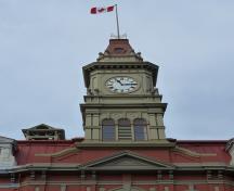 Vue détaillée de l'hôtel de ville de Victoria, qui montre la tour de l'horloge centrale, 2011.; Parks Canada Agency / Agence Parcs Canada, Andrew Waldron, 2011.