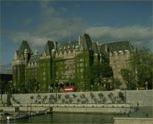 Vue générale montrant une vue dégagée sur le port depuis la façade de l'hôtel Empress, 1991.; Parks Canada Agency/ Agence Parcs Canada, 1991.