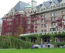 General view of Empress Hotel, showing including its massive scale, stone and brick cladding, steeply pitched copper roofs, ornate gables and dormers, domed, polygon turrets, 2011.; Parks Canada Agency / Agence Parcs Canada, Andrew Waldron, 2011.