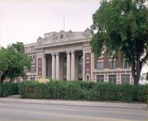 Corner view of the façade of the Canadian Pacifique Railway Station (Winnipeg), showing the main entrance, 1991.; Parks Canada Agency/Agence Parcs Canada, 1991.